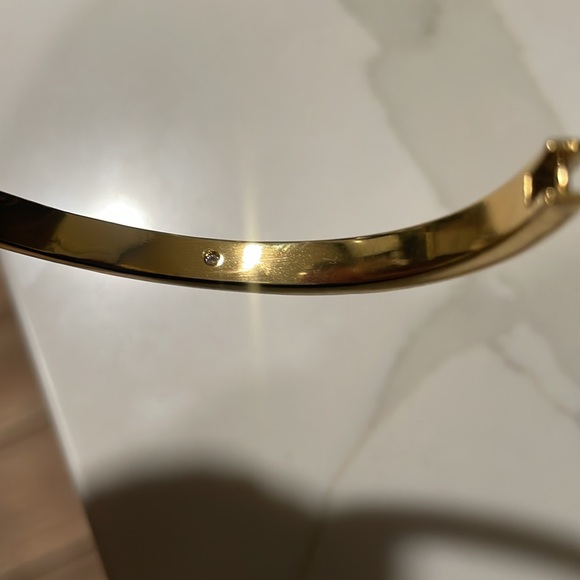 KATE SPADE SPOT THE SPADE GOLD AND CORAL ENAMEL HINGED BRACELET. - Picture 6 of 7